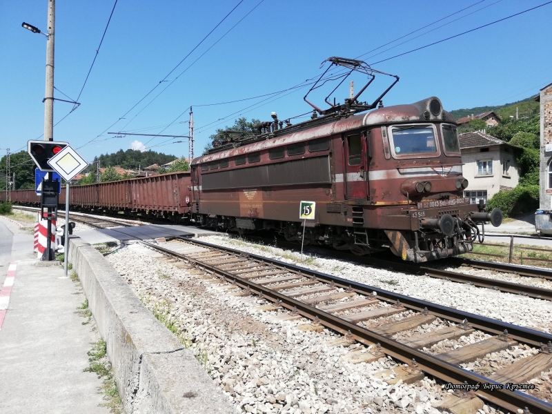 Товарен влак дерайлира в района на врачанското село Зверино научи