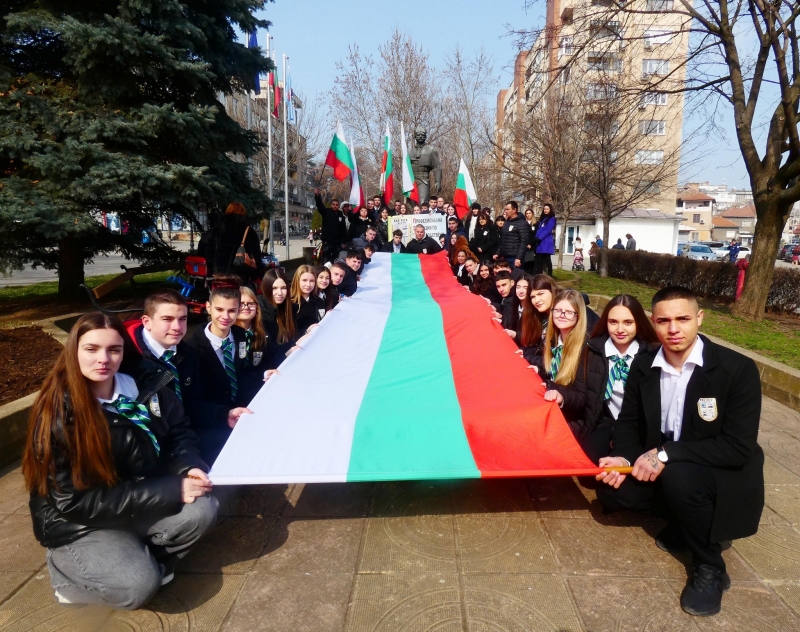 Лом чества 148 години свободна България с богата програма и патриотични песни /снимки/