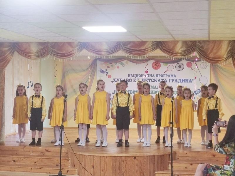 Снимка: Деца от ДГ Единство Творчество Красота във Враца впечатлиха гостуващи педагози