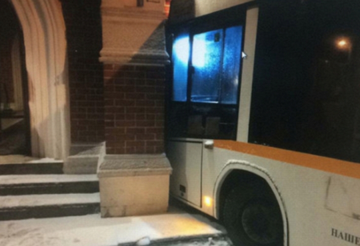 Автобус на градския транспорт се вряза във външната врата на