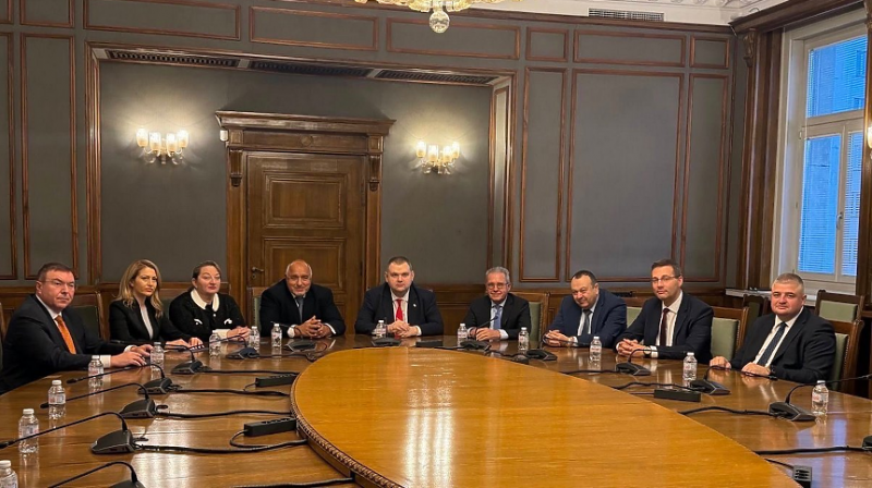 Как ГЕРБ заседна в плитчината на новоначалието