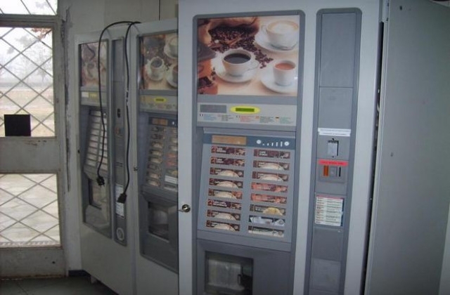 Двама хлапаци потрошиха автомат за кафе във Враца, съобщиха от