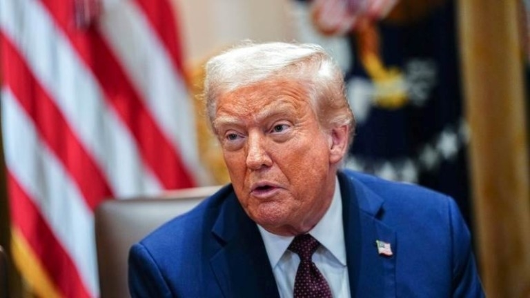 Туристи от десетки страни включително Обединеното кралство и всички останали