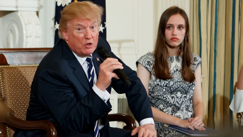 Безпрецедентна среща между президента Доналд Тръмп ученици оцелели след стрелната