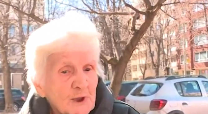 Фалшив инкасатор отчете наличността в портмонето на възрастна жена от