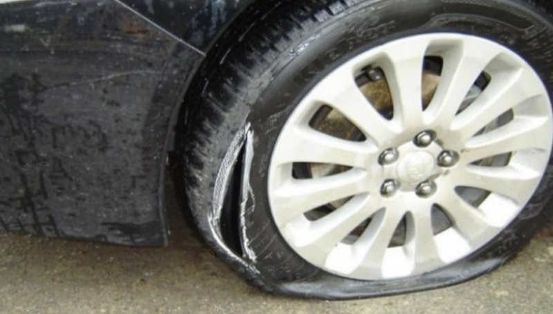 Неизвестен е нарязал две от гумите на автомобил паркиран на