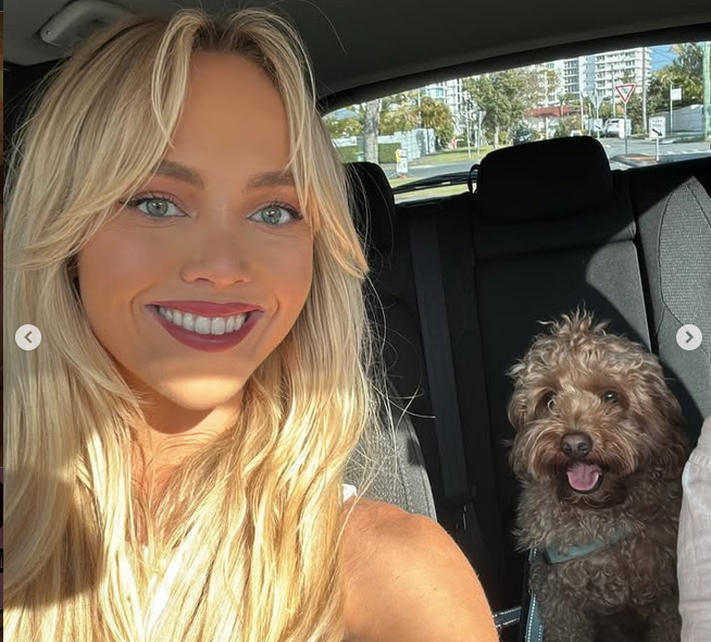 27 годишната Ани Найт създателка на съдържание за възрастни отново