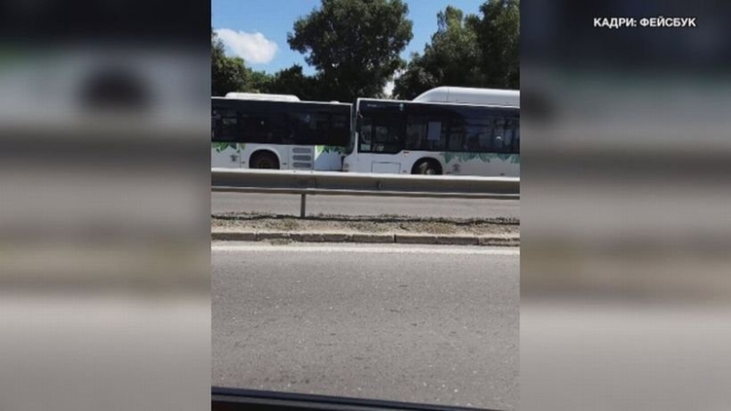 Два автобуса се удариха в София, съобщиха от МВР.
Инцидентът е