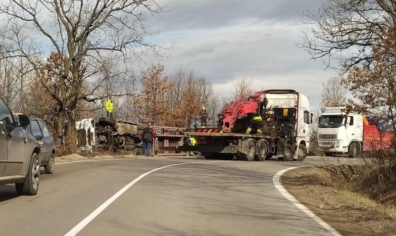 Катастрофа с ТИР ограничи движението по главен път Е 79 между