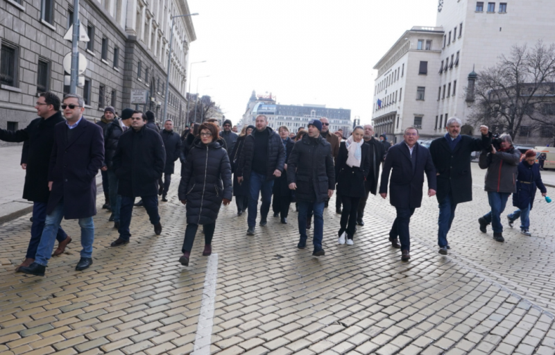 Протестът на ГЕРБ тръгна от Министерския съвет към Министерството на