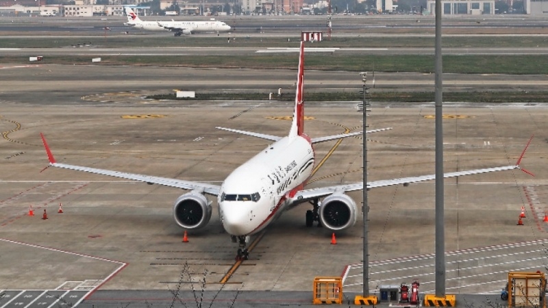 Боинг приземи целия си флот от 737 Макс след като