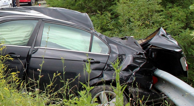 Пиян мъж се заби с колата си в мантинела край