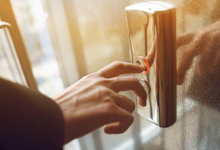 Асансьор с работно време подлуди социалната мрежа Фейсбук В групата