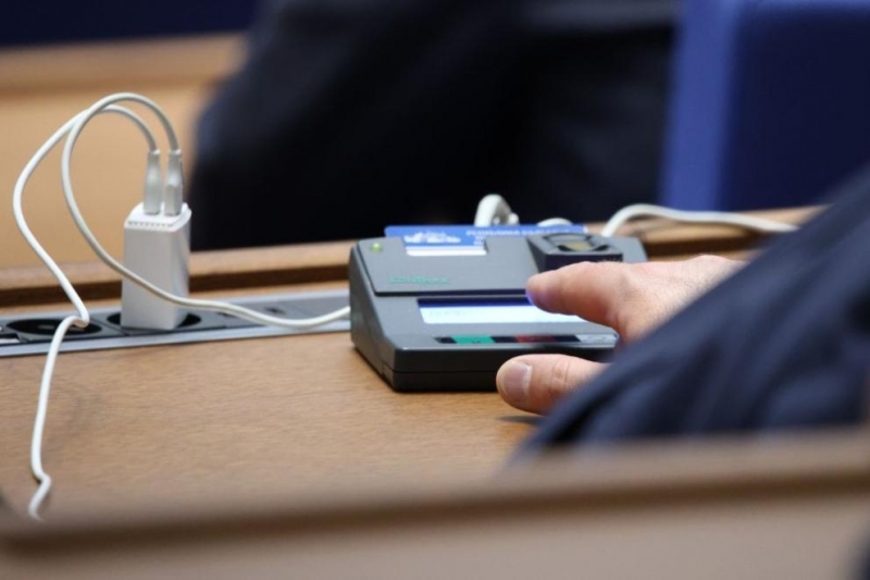 Петима депутатите от шестимата чиито имунитет беше поискан от и ф