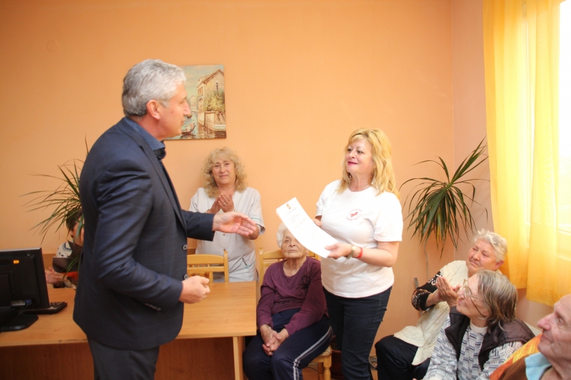 Децата от Българския младежки червен кръст БМЧК зарадваха потребителите на