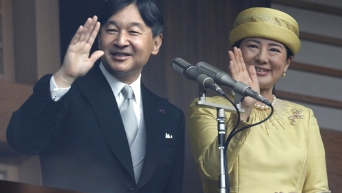 Новият японски император Нарухито за първи път приветства публично японците.