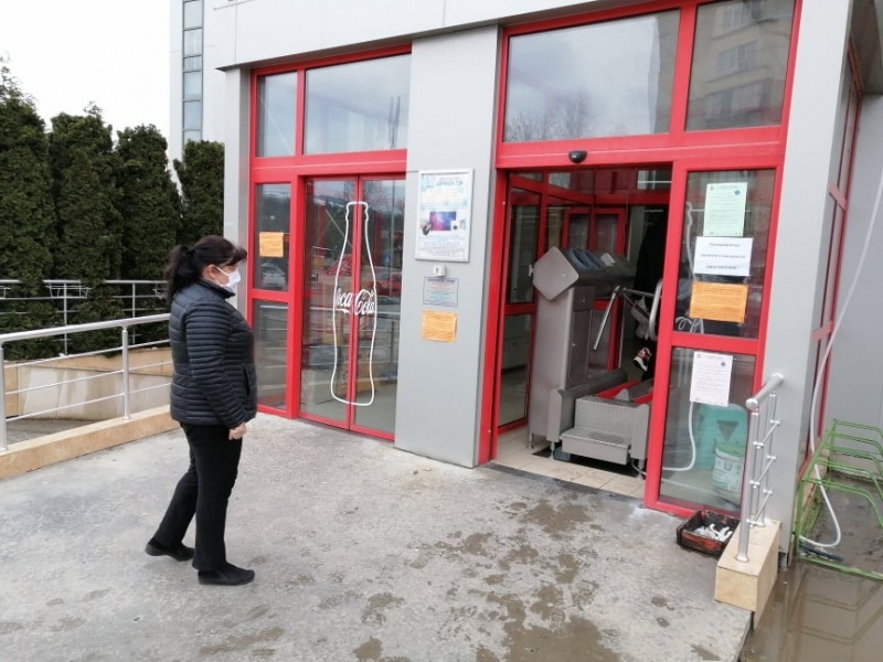 Уникална дезинфекцираща машина посреща клиентите на най големия хипермаркет в Мездра