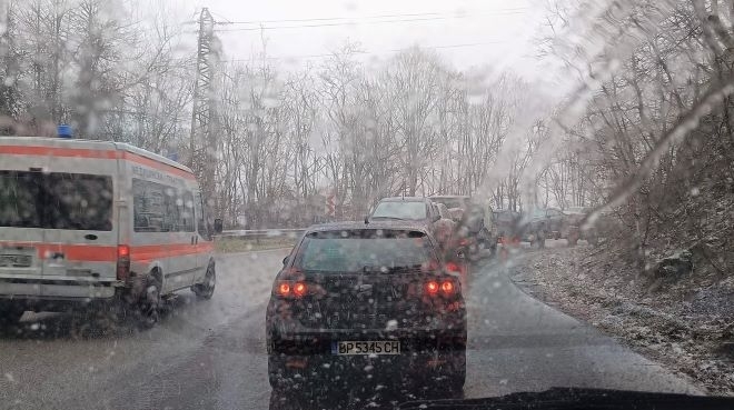 Шофьори съобщават за хаос на магистрала Хемус при тунел Витиня От