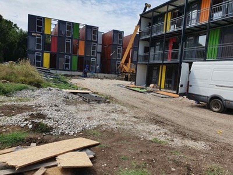 Монтажът на три многофамилни жилищни сгради от морски контейнери с