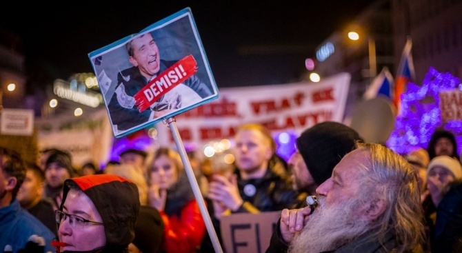 Десетки хиляди хора излязоха снощи по улиците на чешката столица