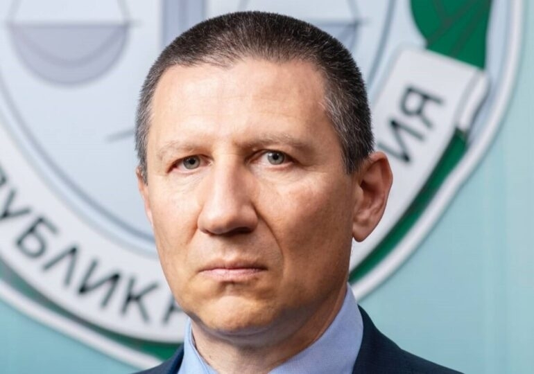 След почти година и половина като изпълняващ функциите на главен