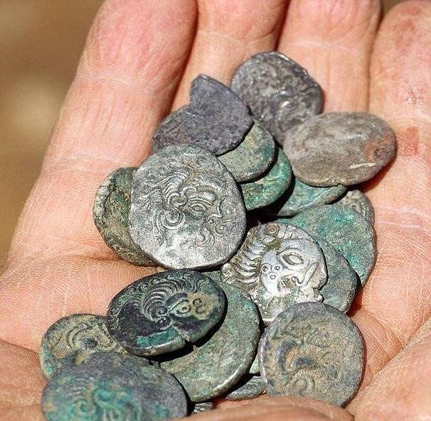 Заловен е 41 годишен мъж събирал незаконно старинни монети съобщиха от