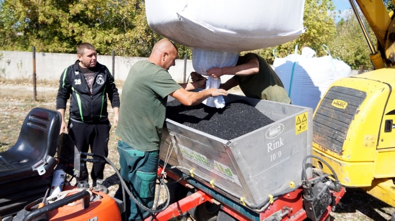 Близо девет тона гумени гранули бяха разпръснати върху игрището с