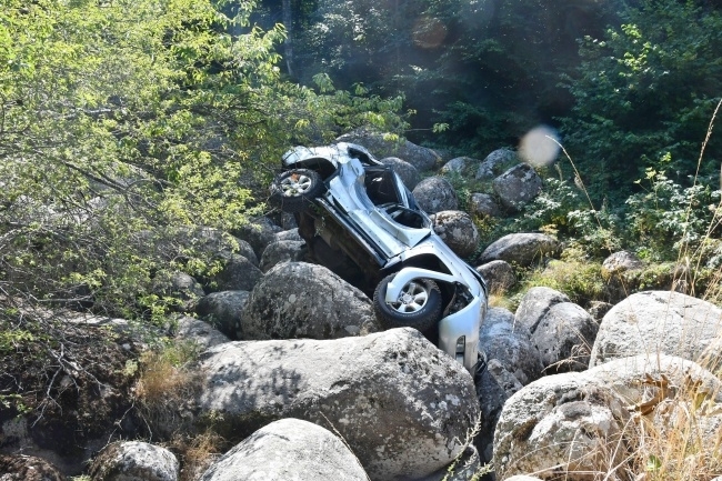 Джип Тойота паркира върху геоложкия феномен Златните мостове в Природен