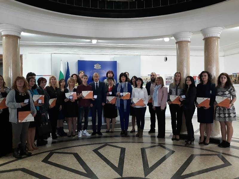 Министърът на образованието и науката Красимир Вълчев отличи български училища