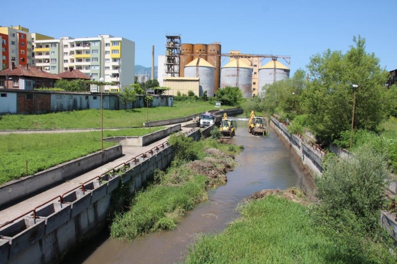 Кметът на община Мездра разпореди спешно почистване на коритото на