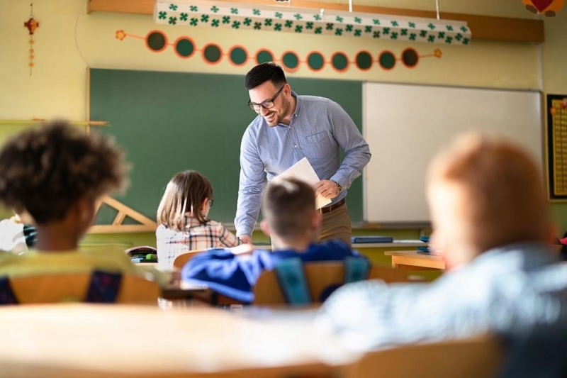 2032 лв да стане средната учителска заплата от 1 септември