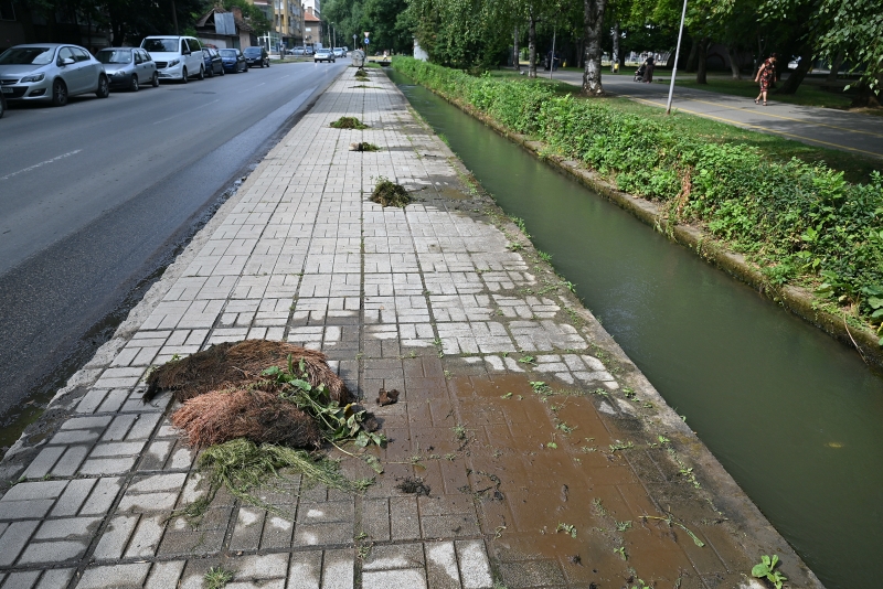 Екип на Черноморски водолазен център започна ръчно почистване на канал