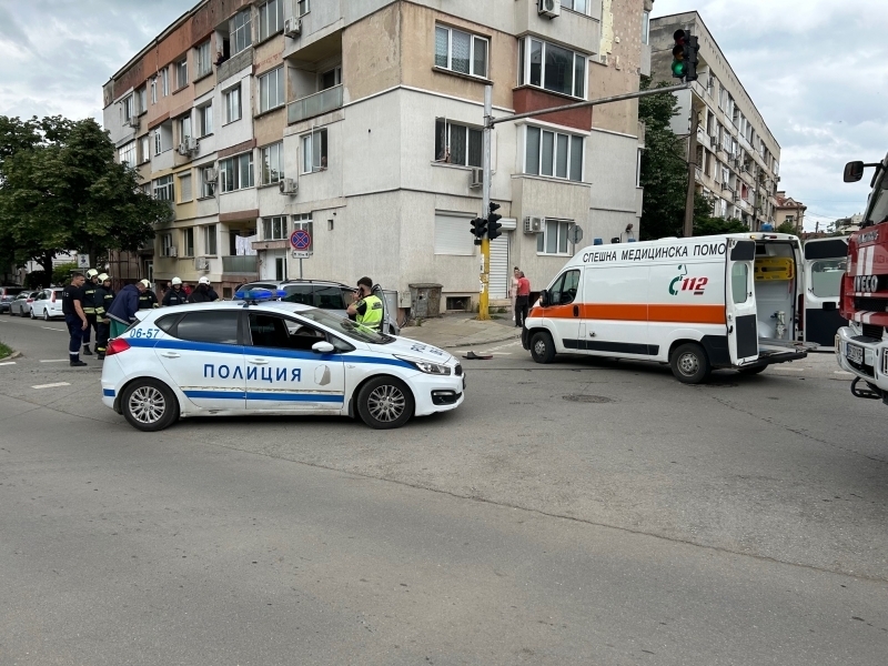 Кола и мотор са се блъснали във Враца съобщиха от