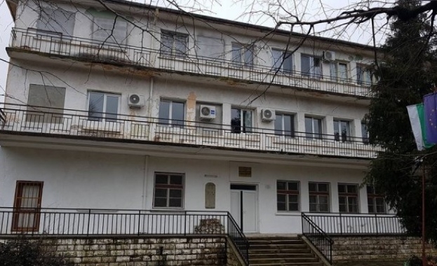 Глухонямото 17 годишно момче което полетя от третия етаж на