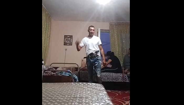 Мъж стреля по хора взе заложници и се барикадира в