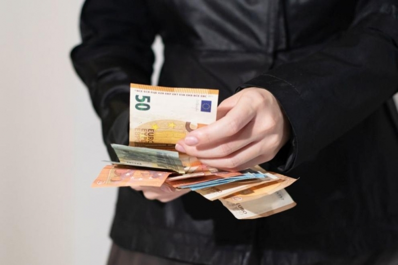 Високите разходи за живот оказват натиск върху правата на европейците