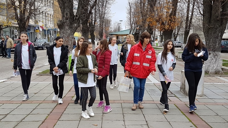 Малките доброволци на Българския червен кръст в Мездра отбелязаха Международния