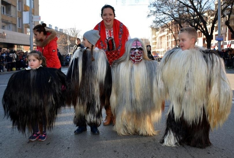 Хиляди кукери гониха злите сили в Благоевград днес по време