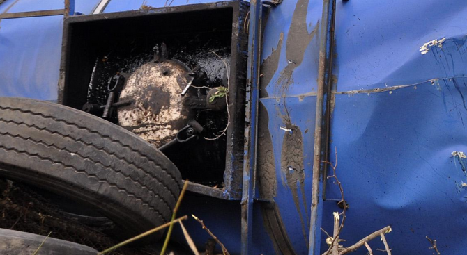 Инцидент с цистерна затвори за движение отбивката от село Труда