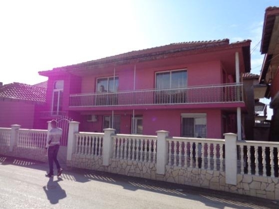 Частен съдебен изпълнител обяви на търг голяма розова къща във