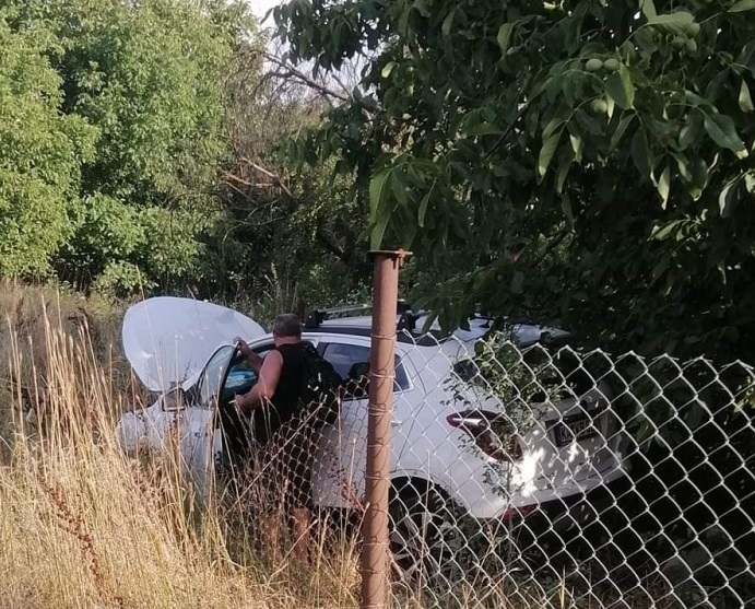 Лек автомобил е влязъл в двора на къща в монтанското