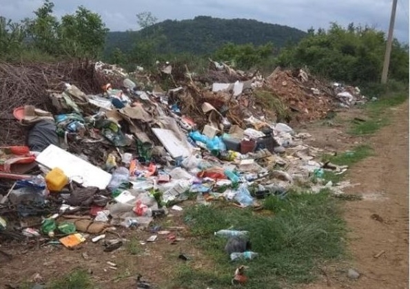 Служители на Общинско предприятие (ОбП) „Чистота“ премахнаха поредното нерегламентирано сметище