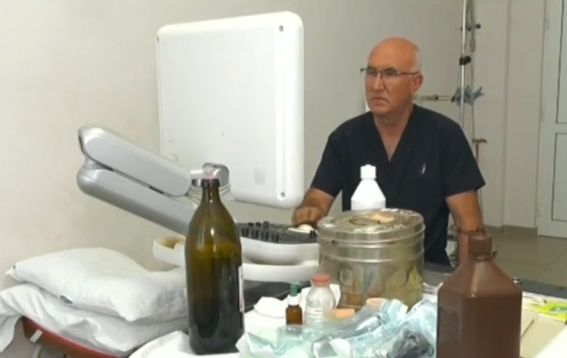 Огромна киста образувала се на яйчника на 15 годишно момиче извадиха