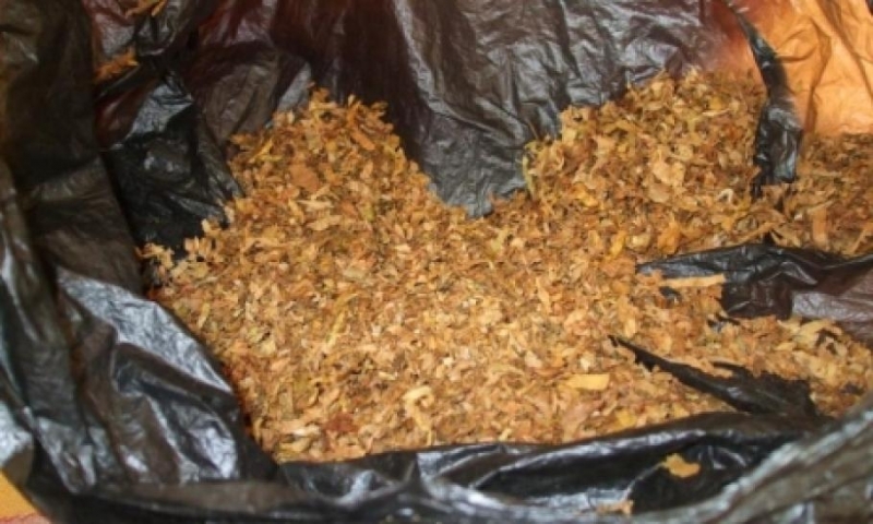Полицаи спипаха 37 годишен мъж скътал контрабанден тютюн в дома си