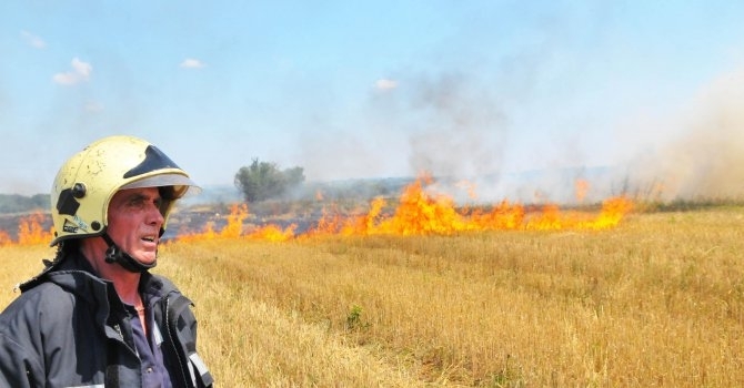 Пожар гори край Стара Загора Огънят е обхванал неожъната нива