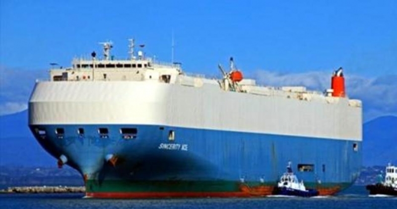198 метров товарен кораб превозващ на борда си 3 500 автомобила