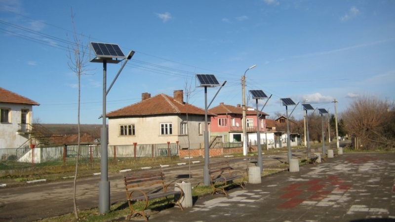 Нови пейки и кошчета и енергоспестяващо осветление със соларни лампи
