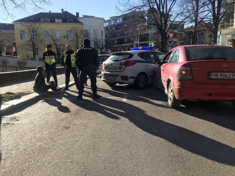 Пиян шофьор помете патрулка в Казанлък, прибраха го на топло /снимки/