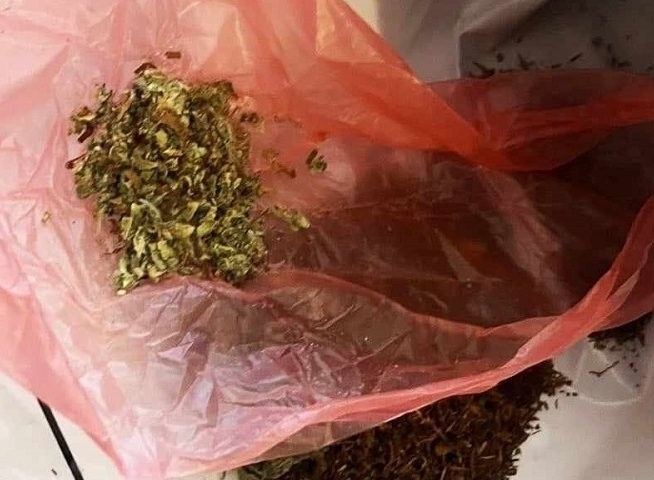 Полицията спипа група младежи с дрога в колата съобщават от