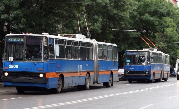 Крадци задигнаха 250 метра медни проводници по бул България в